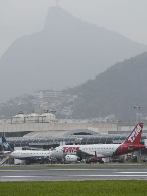 Avião na pista do Aeroporto Santros Dumont após reforma.