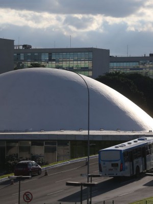 A cúpula menor, voltada para baixo, abriga o Plenário do Senado Federal.