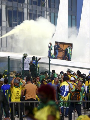 Manifestantes invadem Congresso, STF e Palácio do Planalto.