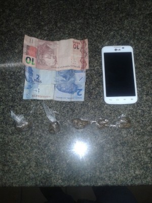 Os PMs encontraram 5 porções de uma erva parecida com maconha, R$14,00 e um aparelho celular.