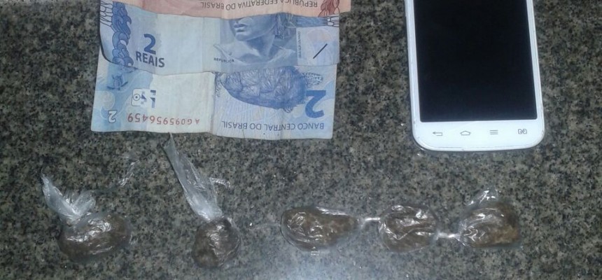 Os PMs encontraram 5 porções de uma erva parecida com maconha, R$14,00 e um aparelho celular.