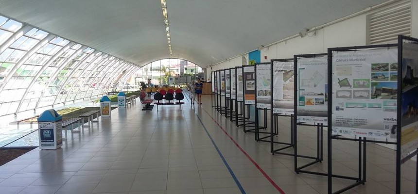 São 38 painéis de projetos de arquitetos locais e também com os croquis do projeto do Hospital Escola