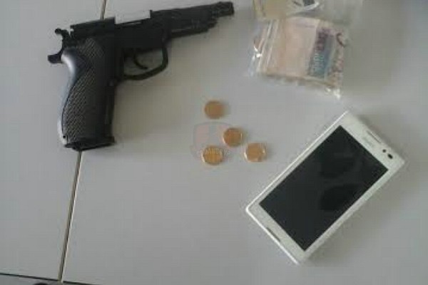 Adolescente de 15 anos usou arma de brinquedo