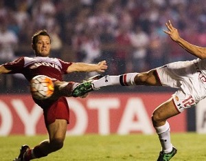 calleri-chuta-e-marca-para-o-sao-paulo-contra-o-river-na-libertadores-1460597622939_956x500