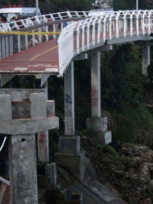 Equipes de resgate trabalhavam no local onde um trecho da ciclovia Tim Maia desabou em São Conrado, na zona sul do Rio de Janeiro (Foto: José Lucena/Futura Press/Estadão Conteúdo)