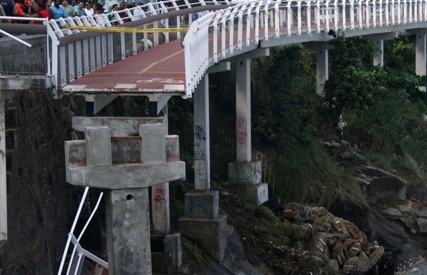 Equipes de resgate trabalhavam no local onde um trecho da ciclovia Tim Maia desabou em São Conrado, na zona sul do Rio de Janeiro (Foto: José Lucena/Futura Press/Estadão Conteúdo)