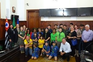 Grupo Escoteiro São Carlos em visita à Câmara Municipal com o presidente do Legislativo em exercício, Marquinho Amaral, e o vereador Lineu Navarro (assessoria de imprensa CMSC)