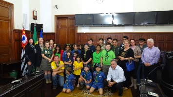 Grupo Escoteiro São Carlos em visita à Câmara Municipal com o presidente do Legislativo em exercício, Marquinho Amaral, e o vereador Lineu Navarro (assessoria de imprensa CMSC)