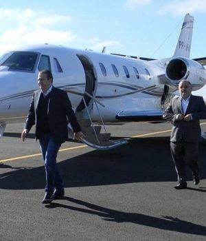 Eduardo Campos à frente do jato Cessna. Foto: René Moreira/Estadão