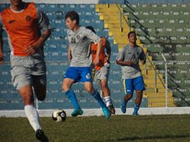 A equipe profissional do São Carlos Futebol Clube realizou  jogo-treino com o time sub-20 do clube, que está disputando o Campeonato Paulista.