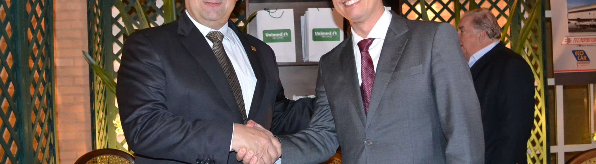 Ubiraci Moreno Correia e Dr. Tiago P. Medeiros no stande na Unimed São Carlos
