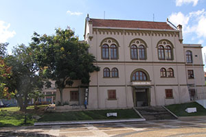 A lei prevê a convocação dos secretários municipais, presidentes de fundações, da autarquia e da empresa de economia mista do Município para responder aos questionamentos apresentados pelos vereadores