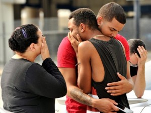 Grupo lamenta ataque a boate em Orlando (Foto: Steve Nesius/Reuters)