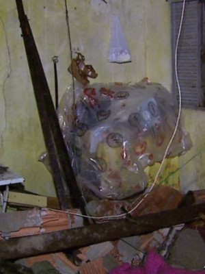 Parede e telhado de casa ficaram destruídos em São Carlos (Foto: Reginaldo dos Santos/ EPTV)