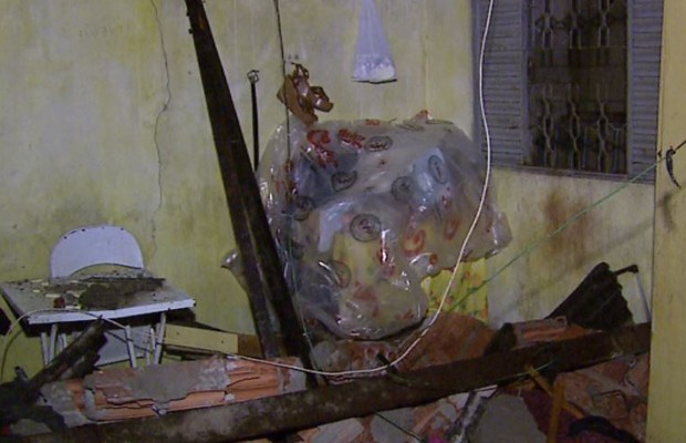 Parede e telhado de casa ficaram destruídos em São Carlos (Foto: Reginaldo dos Santos/ EPTV)