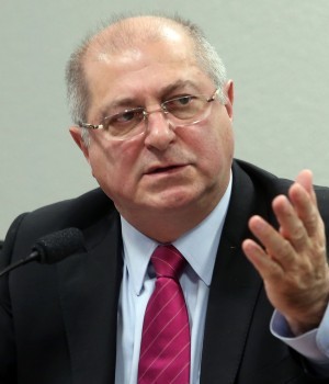 A ação decorre de fatiamento que ocorreu na investigação que estava no Supremo Tribunal Federal; estão sendo cumpridos 11 mandados de prisão preventiva, 40 de busca e apreensão e 14 de condução coercitiva nos estados de São Paulo, do Paraná, Rio Grande do Sul, de Pernambuco e do Distrito Federal