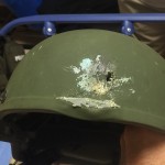 Capacete de policial atingido por tiro durante ataque a boate em Orlando, nos Estados Unidos. Segundo a polícia, o agente foi salvo pelo equipamento. (Foto: AFP Photo/Orlando Police Department)