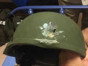 Capacete de policial atingido por tiro durante ataque a boate em Orlando, nos Estados Unidos. Segundo a polícia, o agente foi salvo pelo equipamento. (Foto: AFP Photo/Orlando Police Department)