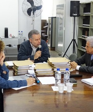 Lineu Navarro com Waldomiro Bueno, as vereadoras Laíde e Cidinha e Ricardo Mitsuo Ueda, da assessoria jurídica da Câmara (assessoria de imprensa CMSC)