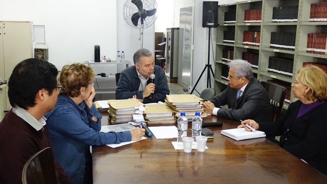 Lineu Navarro com Waldomiro Bueno, as vereadoras Laíde e Cidinha e Ricardo Mitsuo Ueda, da assessoria jurídica da Câmara (assessoria de imprensa CMSC)