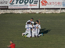 São Carlos vence e encosta no G4