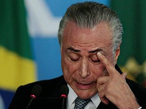Delator mantem acusações contra presidente em exercício