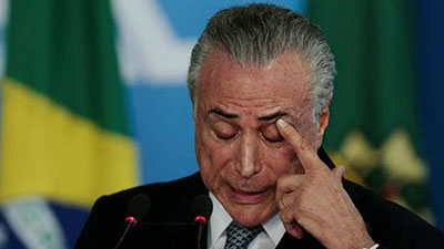 Delator mantem acusações contra presidente em exercício