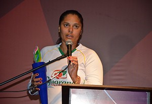 Atleta do futebol feminino vai conduzir a tocha