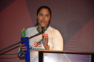 Atleta do futebol feminino vai conduzir a tocha