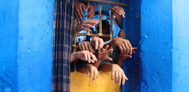 1A25ago2015---presos-na-penitenciaria-desembargador-raimundo-vidal-pessoa-sao-retratados-nesta-terca-feira-25-a-penitenciaria-fica-localizada-no-centro-de-manaus-am-o-presidio-esta-para-ser-14