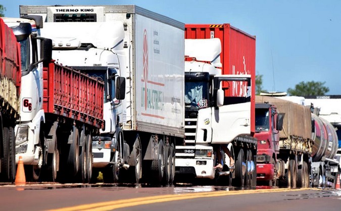 greve-de-caminhoneiros-paraguai-1