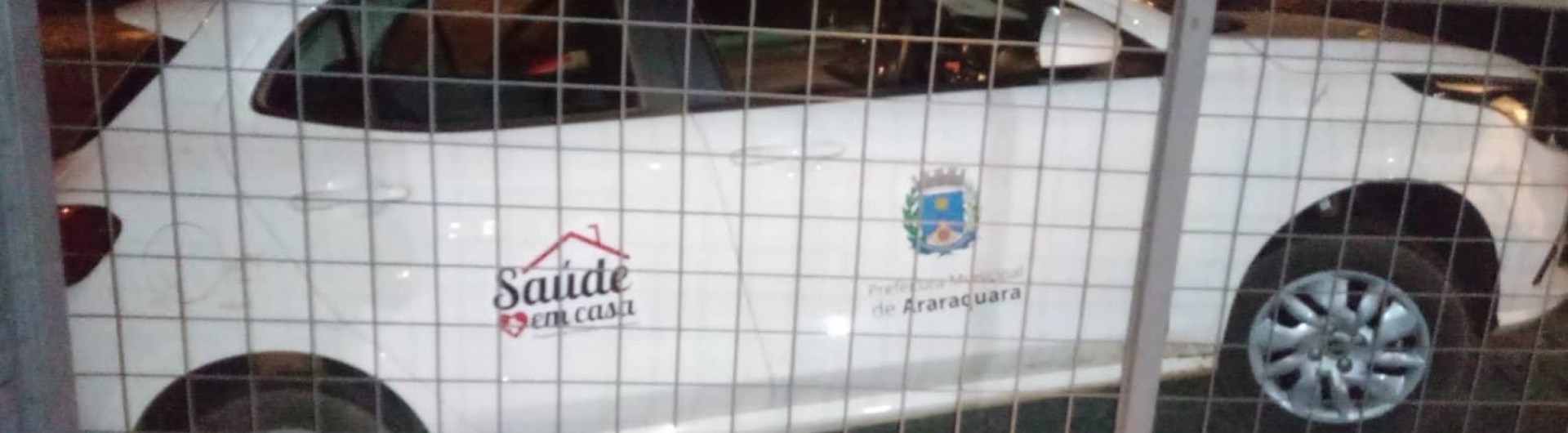 carro-oficial-e-flagrado-a-noite-em-loja-da-cidade-imSY