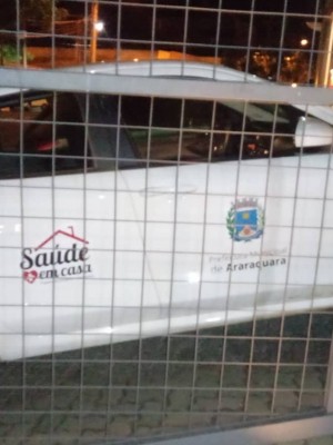 carro-oficial-e-flagrado-a-noite-em-loja-da-cidade-imSY