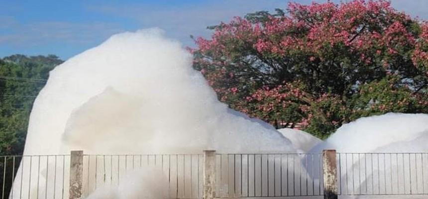 Poluição-do-Rio-Tietê-forma-iceberg-de-espuma-em-Salto