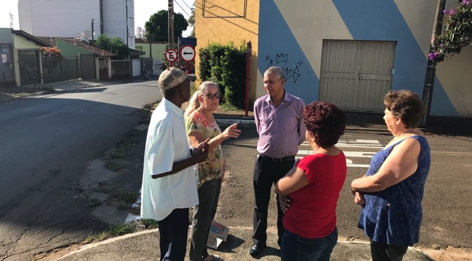 Lucão com moradores do Jardim Bandeirantes