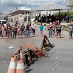 Parentes de presos bloqueiam a entrada de uma prisão em Manaus (AM).