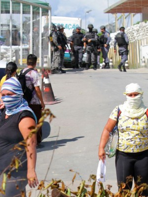 Parentes de presos bloqueiam a entrada de uma prisão em Manaus (AM).