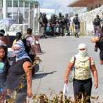 Parentes de presos bloqueiam a entrada de uma prisão em Manaus (AM).