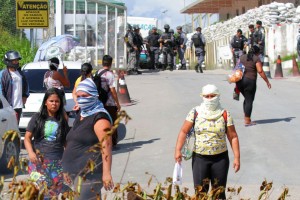Parentes de presos bloqueiam a entrada de uma prisão em Manaus (AM).