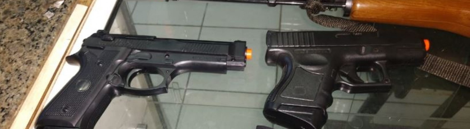 adolescente-com-replica-de-arma-de-fogo-provoca-panico-em-escola-5WUb