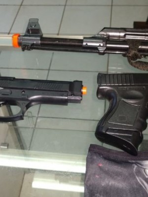 adolescente-com-replica-de-arma-de-fogo-provoca-panico-em-escola-5WUb