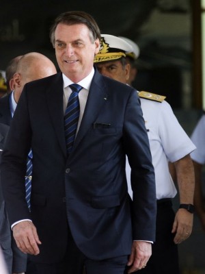 Presidente Jair Bolsonaro durante visita ao Ministério da Marinha.