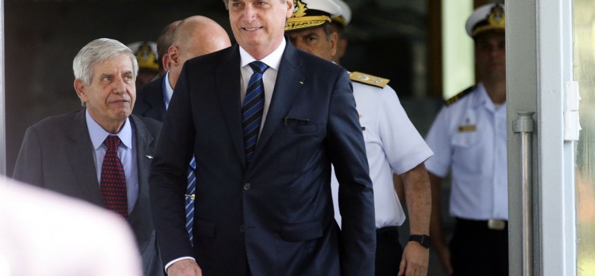 Presidente Jair Bolsonaro durante visita ao Ministério da Marinha.