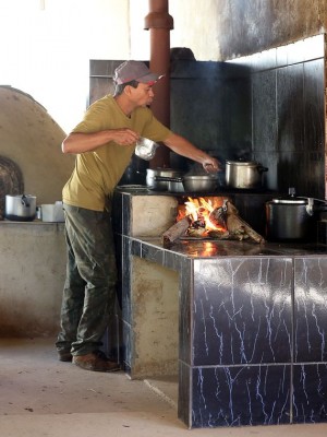 Fogão a lenha utilizado para preparar o doce de marmelo.