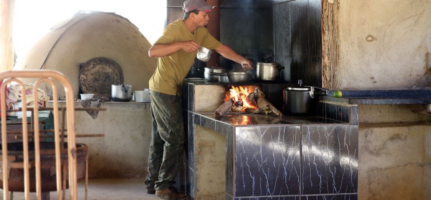 Fogão a lenha utilizado para preparar o doce de marmelo.