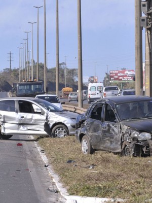 Brasília - Acidente envolvendo seis carros na BR 020, sem vítimas fatais