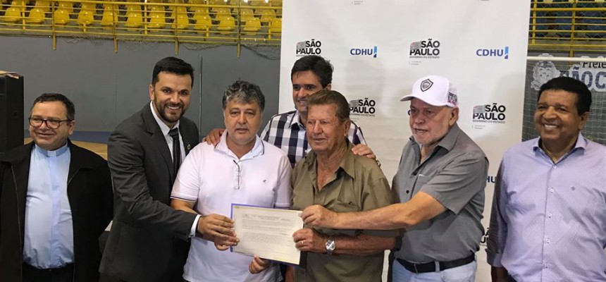Foto entrega de escritura 1 (1)