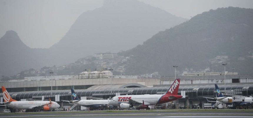 Avião na pista do Aeroporto Santros Dumont após reforma.