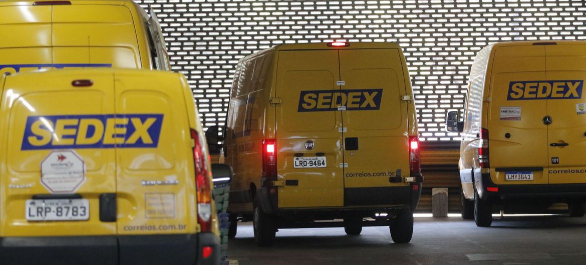 Movimento no Centro de Tratamento de Encomendas dos Correios, em Benfica
