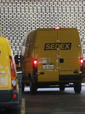 Movimento no Centro de Tratamento de Encomendas dos Correios, em Benfica